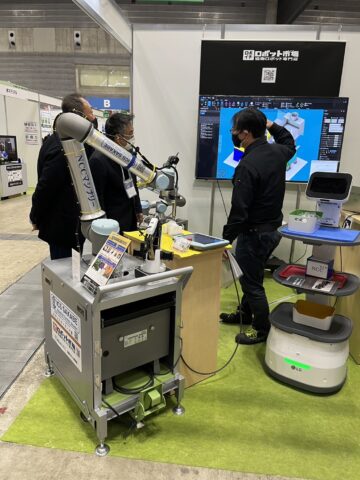 協働ロボット専門店ロボイチが展示会ブースで協働ロボットのデモを行っている様子