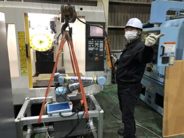 協働ロボットがCNC加工機と連携して部品加工を自動化している現場の様子